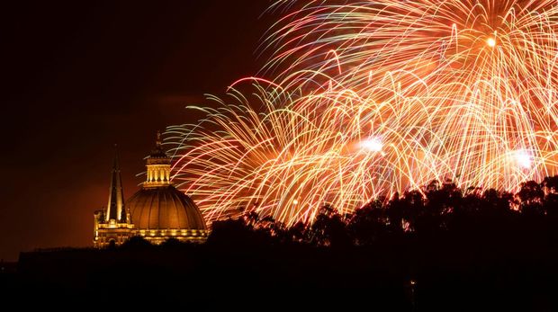 Fireworks explode behind the steeple of St Paul's Anglican Pro-Cathedral and the dome of the Basilica of Our Lady of Mount Carmel during the Malta International Fireworks Festival in Valletta, Malta April 25, 2024.  REUTERS/Darrin Zammit Lupi