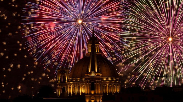 Gemerlap Festival Kembang Api di Langit Malta Fireworks explode behind the steeple of St Paul's Anglican Pro-Cathedral and the dome of the Basilica of Our Lady of Mount Carmel during the Malta International Fireworks Festival in Valletta, Malta April 25, 2024. REUTERS/Darrin Zammit Lupi