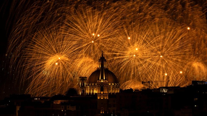 Fireworks explode behind the steeple of St Paul's Anglican Pro-Cathedral and the dome of the Basilica of Our Lady of Mount Carmel during the Malta International Fireworks Festival in Valletta, Malta April 25, 2024.  REUTERS/Darrin Zammit Lupi