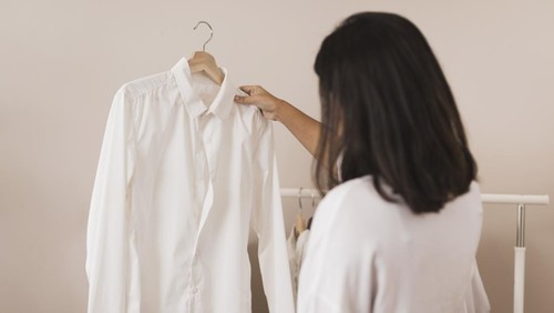 Ilustrasi melepaskan pakaian atau baju