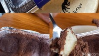 Untuk teman minum es kopi, kami mencoba dessert berupa milk bun. Milk bun yang kami cicipi rasa cokelat. Tekstur rotinya cukup lembut dengan isi krim cokelat yang penuh dan padat. Rasanya semakin nyoklat karena ditambahkan taburan bubuk kakao di atasnya. Foto: detikFood/Yenny Mustika Sari