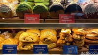 Tempat ngopi ini juga memiliki menu aneka pastry yang harganya terjangkau, seperti croissant, cromboloni, dan lainnya. Menu makanan yang mengenyangkan juga tersedia, seperti spaghetti, nasi goreng, hingga cireng bumbu rujak. Foto: detikFood/Yenny Mustika Sari