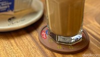 Es Kopi Surili (Rp 29.000) yang kami pesan pada siang itu (23/4). Sajian es kopinya cukup memuaskan, karena menggunakan gelas yang cukup besar.  Foto: detikFood/Yenny Mustika Sari