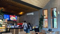 Menginjakkan kaki di Jabarano Coffee cabang Jalan Pahlawan, kami disuguhi interior yang modern. Paduan warna biru tua dan oranye serta unsur kayu membuat tempat ngopi ini terlihat eye catching. Foto: detikFood/Yenny Mustika Sari