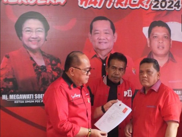 Junimart Girsang mengambil formulir pendaftaran bacalon bupati ke PDIP Dairi