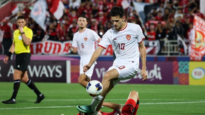 DOHA, QATAR - APRIL 25: Justin Hubner #10 of Indonesia competes for the ball during the AFC U23 Asian Cup Quarter Final match between South Korea and Indonesia at Abdullah Bin Khalifa Stadium on April 25, 2024 in Doha, Qatar. (Photo by Zhizhao Wu/Getty Images)