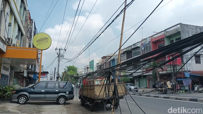 Penampakan kabel semrawut di Jalan H.M Yamin Medan