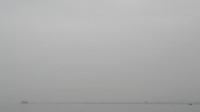 Kabut debu membuat jarak pandang di kota itu terbatas.  