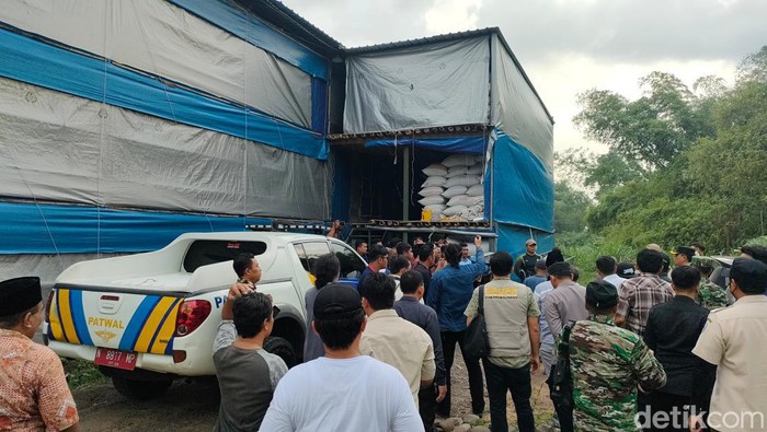 Kandang ayam tak berizin di Probolinggo diprotes warga bakal segera ditutup.