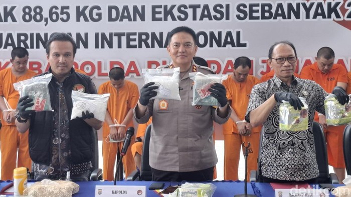 Kapolda Riau menunjukkan barang bukti (Foto: Raja Adil Siregar/detikSumut)