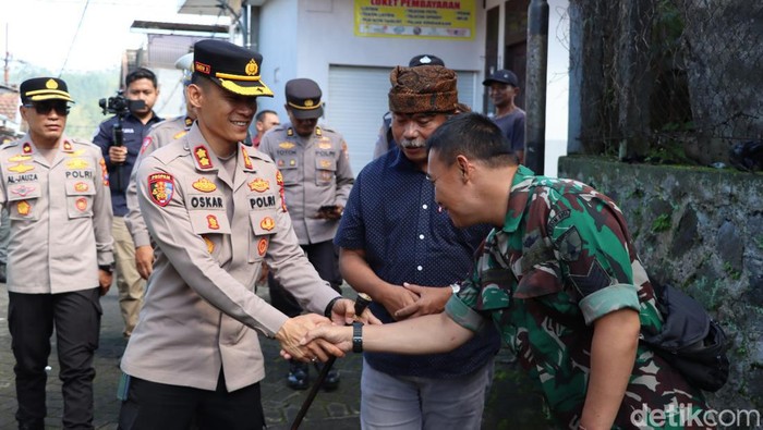 Kapolres Kota Batu saat menggelar Jumat Curhat.