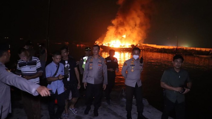 Kapolresta Cilacap, Kombes Ruruh Wicaksono meninjau langsung proses pemadaman empat kapal yang terbakar di Dermaga 3 PPSC Kabupaten Cilacap, Kamis (25/4/2024) malam.