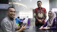 Customer service PT Bank Muamalat Indonesia Tbk menyerahkan kartu Shar-E Debit VISA Paywave kepada nasabah disaksikan oleh Regional CEO Jakarta West Bank Muamalat Agung Prambudi (kedua kanan) di kantor cabang Muamalat Tower Jakarta, Jumat (26/4).  