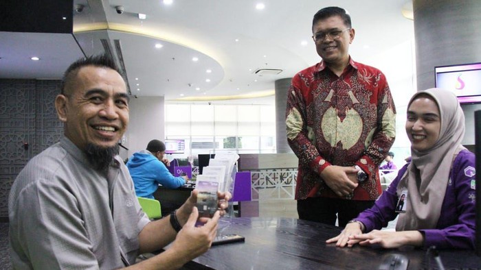Kartu Debit Nirsentuh Bank Muamalat untuk Jemaah Haji Bank Muamalat merilis fitur terbaru dari kartu Shar-E Debit VISA yaitu teknologi nirsentuh atau contactless yang diberi nama Paywave.