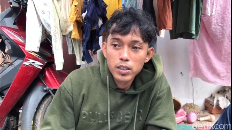 Kebakaran di agen gas di Cinere, Kota Depok, karyawan toko bernama Fauzi memberikan kesaksian. (Devi Puspitasari/detikcom)