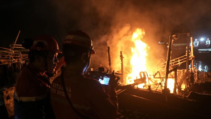 Petugas gabungan melakukan pemadaman kapal nelayan yang terbakar di dermaga tiga di Pelabuhan Perikanan Samudra Cilacap (PPSC), Jawa Tengah, Kamis (25/4/2024). Upaya pemadaman masih terus dilakukan terhadap empat kapal nelayan yang terbakar saat bersandar di dermaga tiga PPSC Kabupaten Cilacap. ANTARA FOTO/Idhad Zakaria/foc.