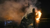 Kapal nelayan terbakar di dermaga tiga di Pelabuhan Perikanan Samudra Cilacap (PPSC), Jawa Tengah, Kamis (25/4/2024).  
