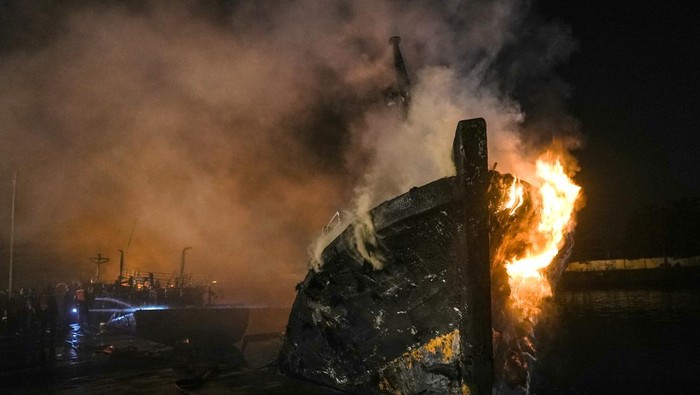 Petugas gabungan melakukan pemadaman kapal nelayan yang terbakar di dermaga tiga di Pelabuhan Perikanan Samudra Cilacap (PPSC), Jawa Tengah, Kamis (25/4/2024). Upaya pemadaman masih terus dilakukan terhadap empat kapal nelayan yang terbakar saat bersandar di dermaga tiga PPSC Kabupaten Cilacap. ANTARA FOTO/Idhad Zakaria/foc.