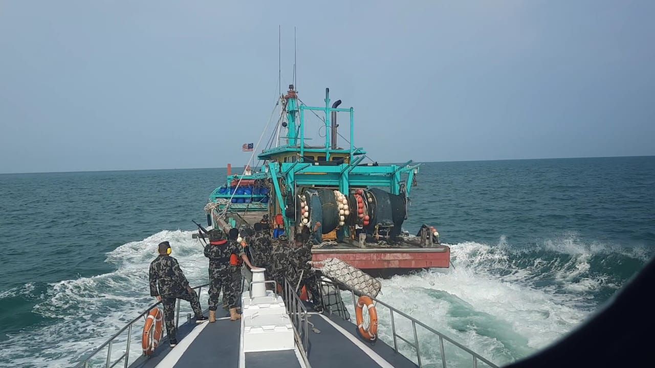 Kementerian Kelautan dan Perikanan (KKP) berhasil mengamankan satu kapal ikan asing (KIA) berbendera Malaysia saat kedapatan melakukan aktivitas penangkapan ikan ilegal di Wilayah Pengelolaan Perikanan Negara Republik Indonesia (WPPNRI) 571 Selat Malaka. (CNBC Indonesia/Martyasari Rizky)