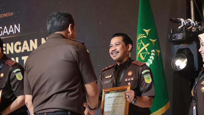 Kepala Kejati Sulsel Agus Salim menerima penghargaan dari Kejaksaan RI.