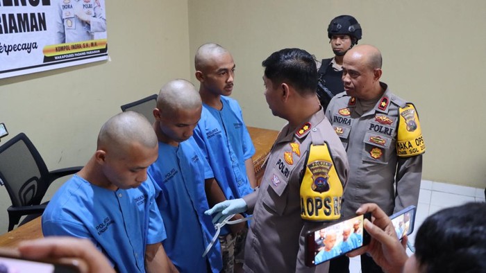 Ketiga pelaku yang diamankan polisi. (dok. Polres Padang Pariaman).