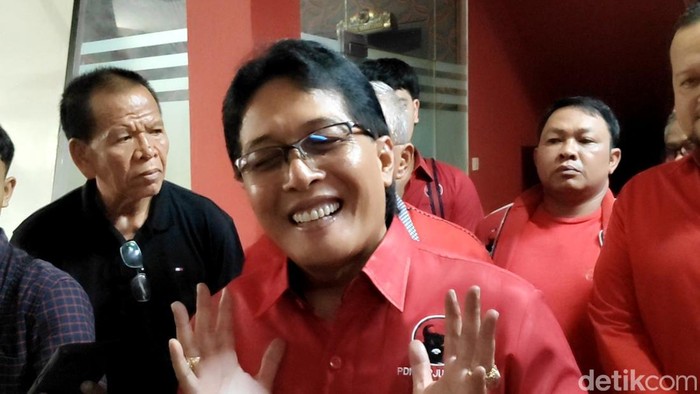 Ketua DPC PDIP Badung I Nyoman Giri Prasta saat ditemui seusai rapat internal penjaringan bakal calon Bupati-Wakil Bupati Badung dan bakal calon Gubernur-Wakil Gubernur Bali, Jumat (26/4/2024). (Agus Eka Purna Negara/detikBali)