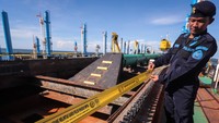 Kementrian Kelautan dan Perikanan menyegel kapal hisap pasir laut yang melakukan kegiatan pengerukan dan dumping karena tidak memiliki dokumen Persetujuan Kesesuaian Kegiatan Pemanfaatan Ruang Laut (PKKPRL).