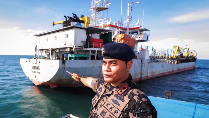 KKP Tahan Kapal Hisap Pasir Laut di Perairan Lamongan Petugas Pengawasan Sumber Daya Kelautan dan Perikanan (PSDKP) memasang garis polisi khusus PWP3K pada Kapal Trailing Suction Hopper Dredger (TSDH) Sorong di Perairan Lamongan, Jawa Timur, Jumat (26/4/2024). Kementrian Kelautan dan Perikanan melakukan penyegelan satu kapal hisap pasir laut yang melakukan kegiatan pengerukan dan dumping karena tidak memiliki dokumen Persetujuan Kesesuaian Kegiatan Pemanfaatan Ruang Laut (PKKPRL). ANTARA FOTO/Rizal Hanafi/Spt.