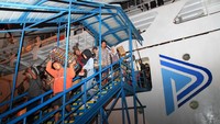 Sejumlah penumpang KM Bukit Raya rute Surabaya-Pontianak menuruni tangga kapal saat tiba di Pelabuhan Dwikora, Pontianak, Kalimantan Barat, Kamis (25/4/2024) malam. 