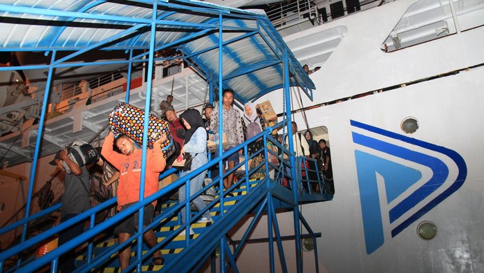 KM Bukit Raya berlabuh di Pontianak Dua petugas otoritas pelabuhan membantu penumpang turun dari KM Bukit Raya rute Surabaya-Pontianak yang baru tiba di Pelabuhan Dwikora, Pontianak, Kalimantan Barat, Kamis (25/4/2024) malam. KM Bukit Raya rute Surabaya-Pontianak yang berkapasitas 1.106 penumpang itu berhasil tiba dengan selamat di Pelabuhan Pontianak setelah sebelumnya mengalami insiden kebakaran di area dek 6 saat sedang labuh jangkar menunggu arus pasang untuk memasuki muara Sungai Kapuas di Kecamatan Jungkat, Kabupaten Mempawah, Kalimantan Barat pada Kamis (25/4) siang. ANTARA FOTO/Jessica Wuysang/foc.