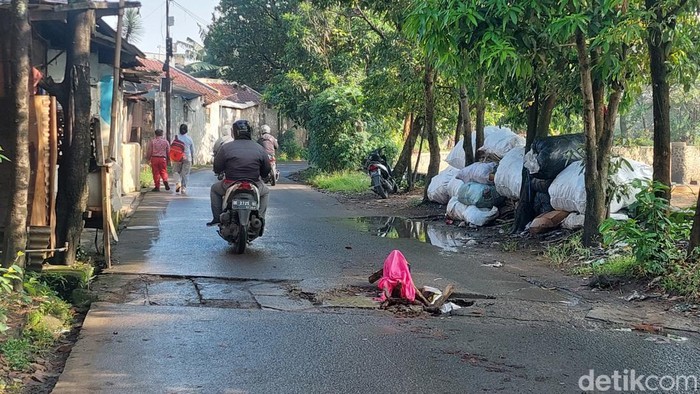 Hati-hati Ada Lubang di Jalan Inspeksi Cidurian Bandung