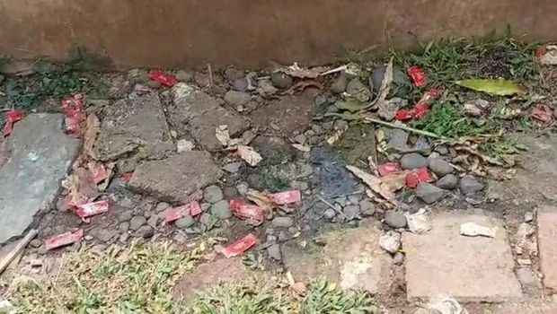 Kondom berserakan di RTH di Jalan Tubagus Angke, Jakarta Barat (Antara)