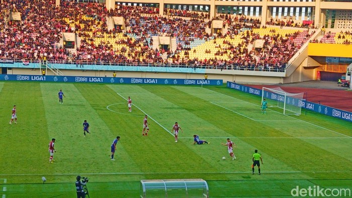 Laga Persis Solo melawan Persita di Stadion Manahan Solo, Jumat (24/4/2024) sore.