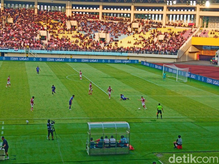 Laga Persis Solo melawan Persita di Stadion Manahan Solo, Jumat (24/4/2024) sore.