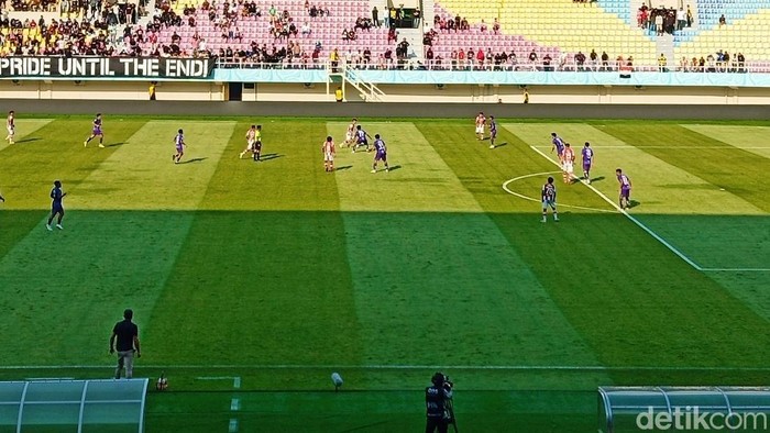 Laga Persis Solo melawan Persita di Stadion Manahan, Solo, Jumat (26/4/2024).