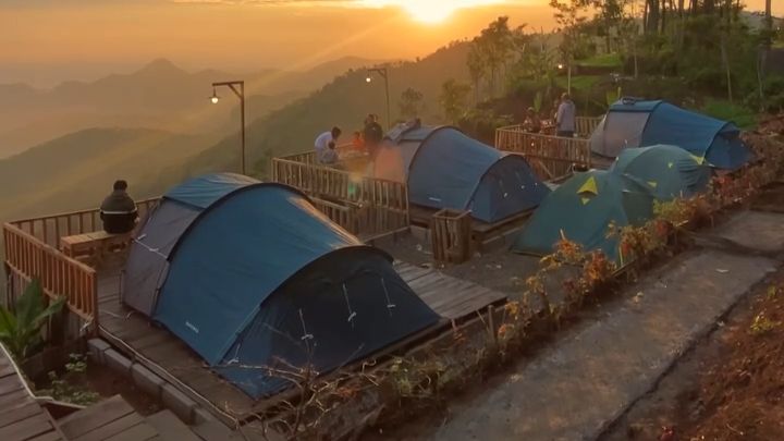 Tempat glamping Langit Gantole di Bandung.