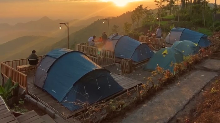 Tempat glamping Langit Gantole di Bandung.