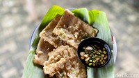 Puas makan berat waktunya ngemil santai di Lawasan, ada Tempe Mendoan (Rp 23.000)  yang lembut gurih. Foto: detikFood