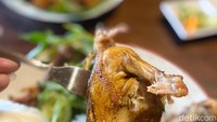 Layaknya ayam goreng khas Jawa, rasa daging ayamnya lebih ke arah manis karena menggunakan bumbu bacem bukannya bumbu ungkep kuning.  Foto: detikFood