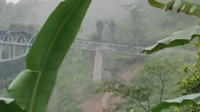 Lokasi longsor di jalur kereta api Cilame-Sasaksaat KBB