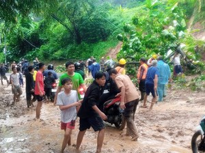 Hujan Deras Picu Longsor-Pohon Tumbang di KBB, Satu Pemotor Tertimpa