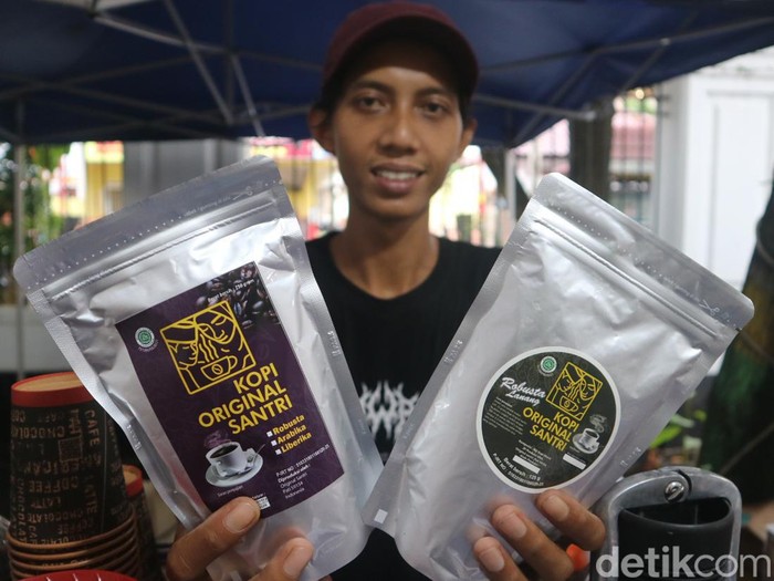 Lutfi, pemilik Kedai Kopi Original Santri di Kabupaten Pati, Jawa Tengah, Jumat (26/4/2024).