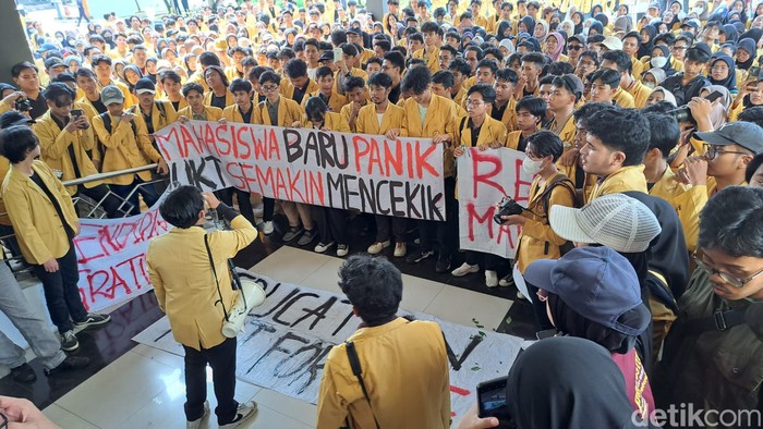 Mahasiswa demo tolak kenaikan UKT di halaman Rektorat Unsoed Purwokerto, Banyumas, Jumat (26/4/2024).