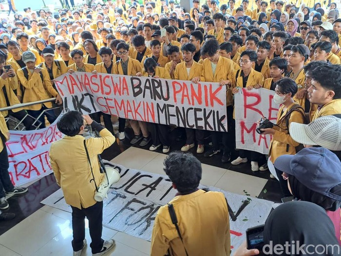 Mahasiswa demo tolak kenaikan UKT di halaman Rektorat Unsoed Purwokerto, Banyumas, Jumat (26/4/2024).