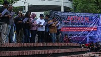 Aktivis 98 Mustar Bonaventura membacakan Maklumat Bersama Aktivis ‘98 didampingi oleh Dosen UNJ Ubedillah Badrun, dan sejumlah perwakilan aktivis ‘98 dari berbagai daerah.