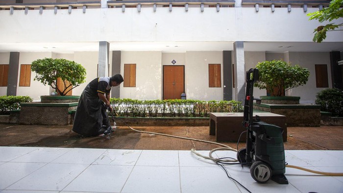 Petugas membersihkan halaman gedung Asrama Haji Embarkasi Batam, Kepulauan Riau, Jumat (26/4/2024). Asrama Haji Batam mulai mempersiapkan sejumlah sarana dan fasilitas  untuk menyambut kedatangan dan keberangkatan 12.180 jamaah calon haji pada 12 Mei 2024. ANTARA FOTO/Teguh Prihatna/nym.