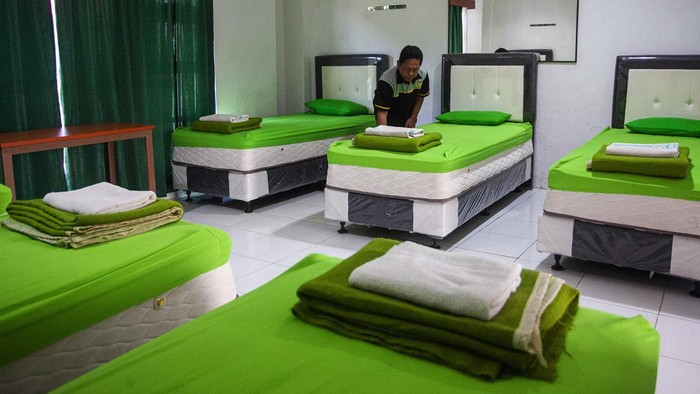 Petugas membersihkan halaman gedung Asrama Haji Embarkasi Batam, Kepulauan Riau, Jumat (26/4/2024). Asrama Haji Batam mulai mempersiapkan sejumlah sarana dan fasilitas  untuk menyambut kedatangan dan keberangkatan 12.180 jamaah calon haji pada 12 Mei 2024. ANTARA FOTO/Teguh Prihatna/nym.
