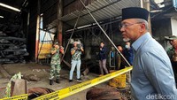 Zulkifli Hasan mengecek batang-batang baja yang diproduksi di PT Hwa Hok Steel (HHS).  