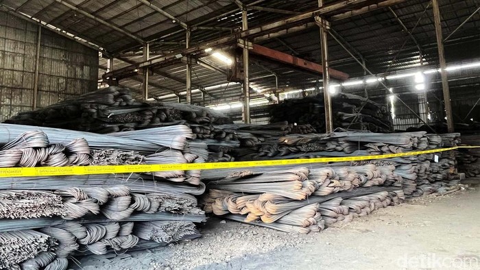 Mendag Zulkifli Hasan menemukan 3.600.263 batang baja yang diproduksi pabrik PT Hwa Hok Steel (HHS) tidak sesuai SNI. Zulhas pun bakal memusnahkan batang baja senilai Rp 257 miliar tersebut.