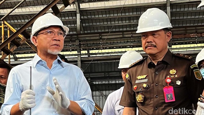 Mendag Bakal Musnahkan 3,6 Juta Batang Baja Senilai Rp 267 Miliar Mendag Zulkifli Hasan menemukan 3.600.263 batang baja yang diproduksi pabrik PT Hwa Hok Steel (HHS) tidak sesuai SNI. Zulhas pun bakal memusnahkan batang baja senilai Rp 257 miliar tersebut.